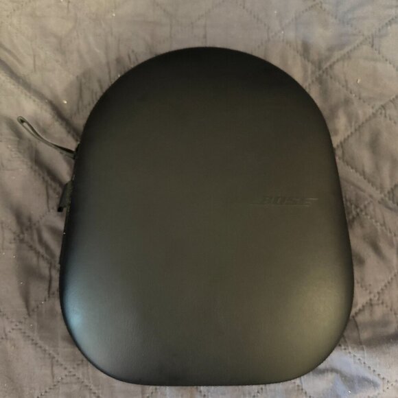 Bose Noise Cancelling Headphones 700 + Protective Case - Picture 3 of 3